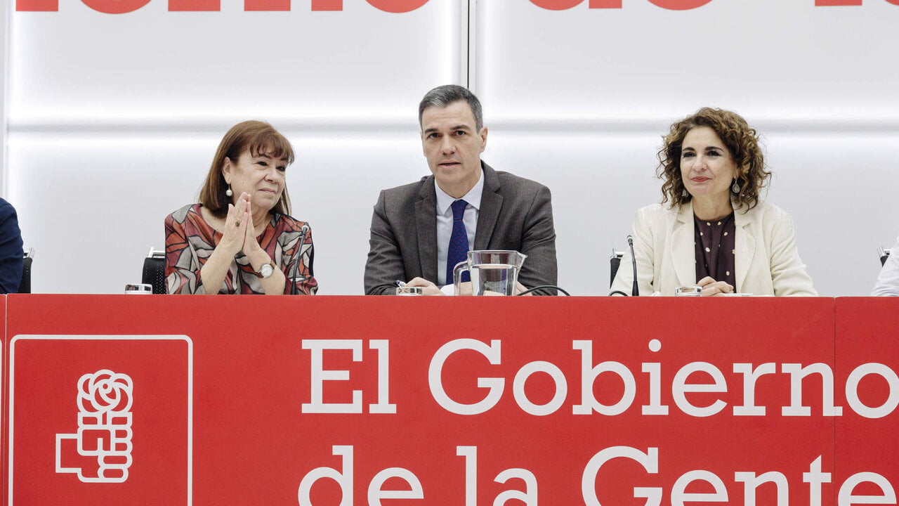 De izquierda a derecha. La presidenta del PSOE, Cristina Narbona; el secretario general del PSOE y presidente del Gobierno, Pedro S&aacute;nchez, y la ministra de Hacienda y Funci&oacute;n P&uacute;blica, Mar&iacute;a Jes&uacute;s Montero, durante la reuni&oacute;n de la Comisi&oacute;n Ejecutiva Federal.