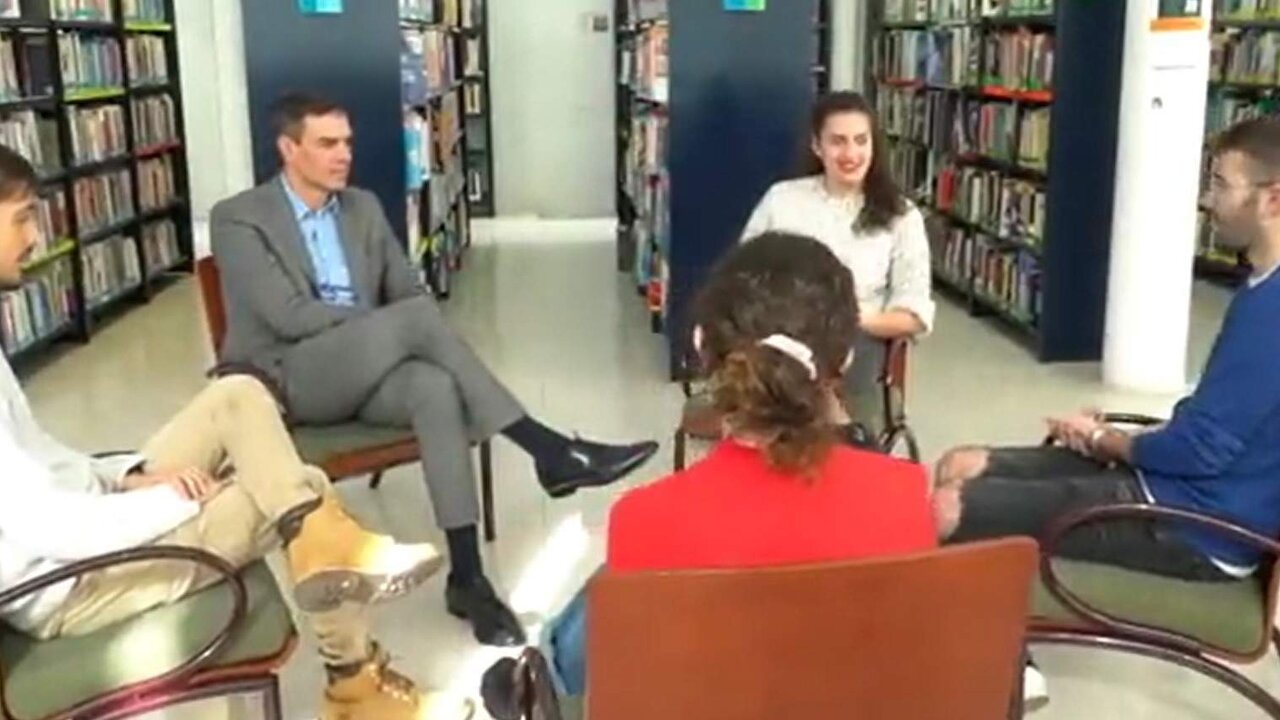 El presidente del Gobierno, Pedro S&aacute;nchez, junto a un grupo de estudiantes con los que convers&oacute; sobre el aumento de becas.