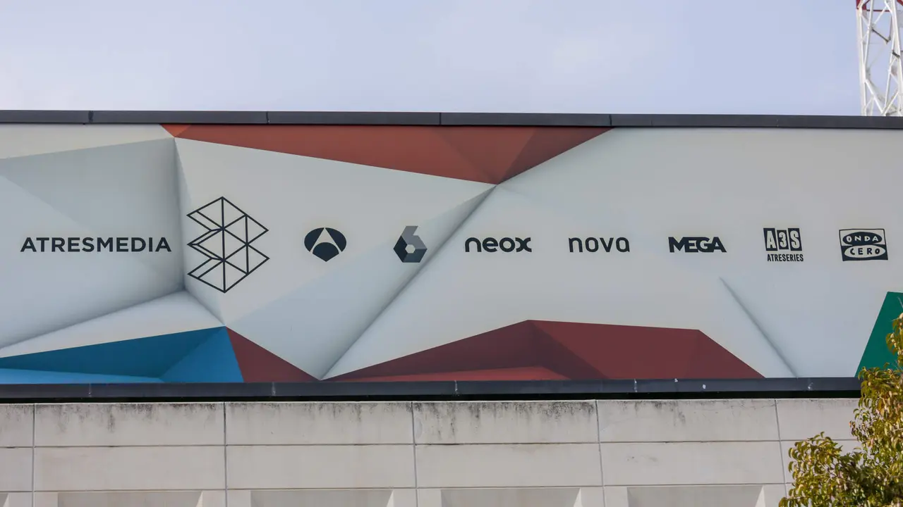 Cartel en la sede de Atresmedia.