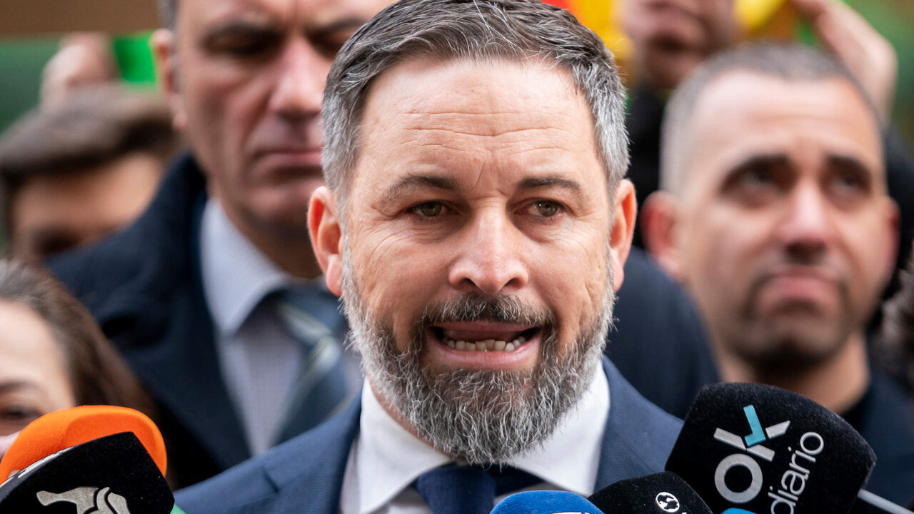 El presidente de Vox, Santiago Abascal, ofrece declaraciones a los medios sobre la renovaci&oacute;n del Tribunal Constitucional (TC), a las puertas de la sede del TC, a 13 de enero de 2023, en Madrid (Espa&ntilde;a).