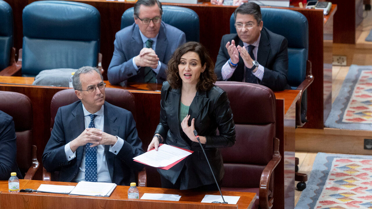 La presidenta de la Comunidad de Madrid, Isabel D&iacute;az Ayuso, interviene en un pleno en la Asamblea de Madrid.