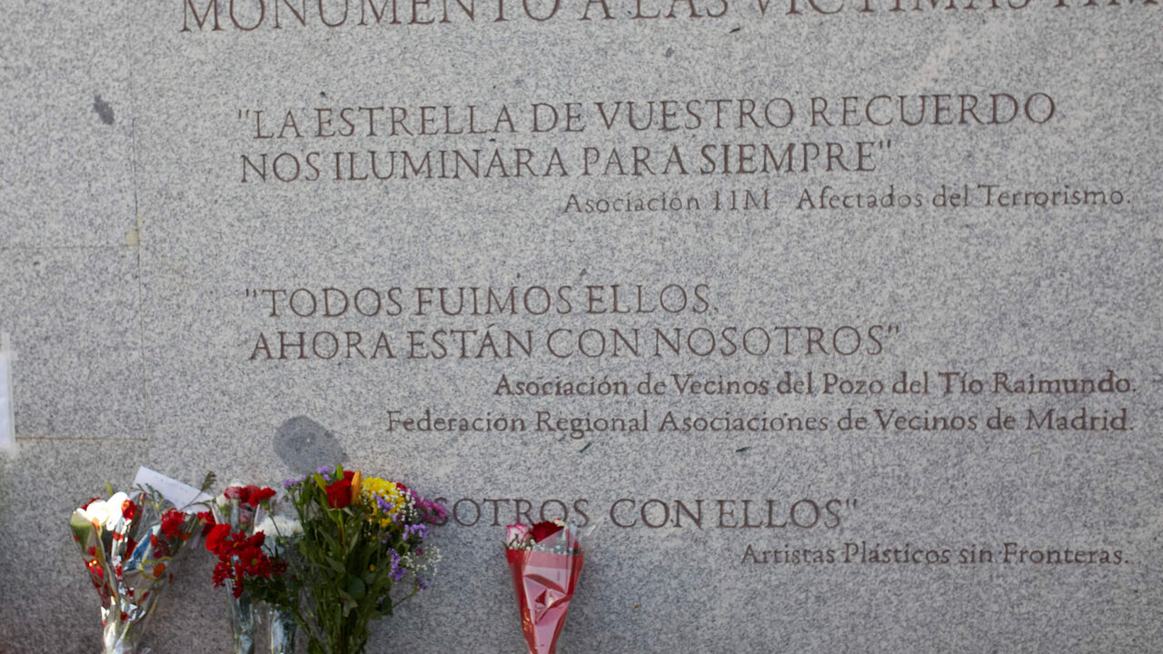 Ramos de flores en el monumento a las v&iacute;ctimas del 11-M.