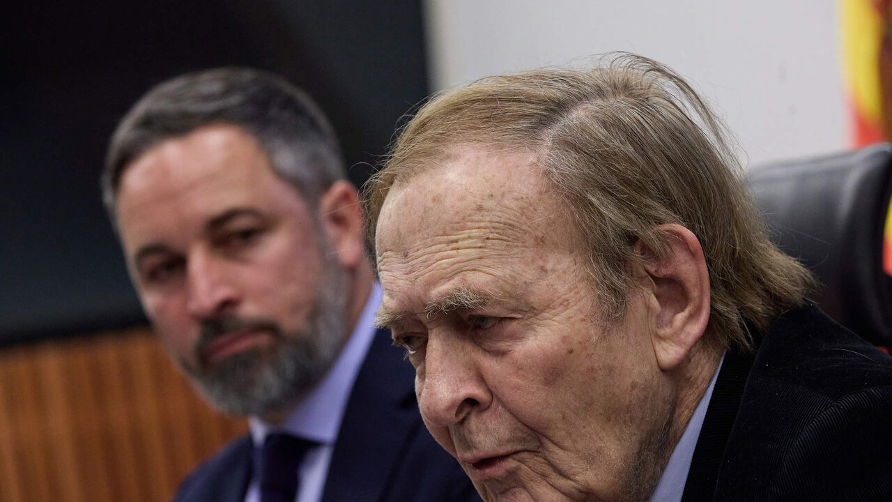 Cargar m&aacute;is
El presidente de Vox, Santiago Abascal (i), y el candidato de la moci&oacute;n de censura, el profesor Ram&oacute;n Tamames (d).