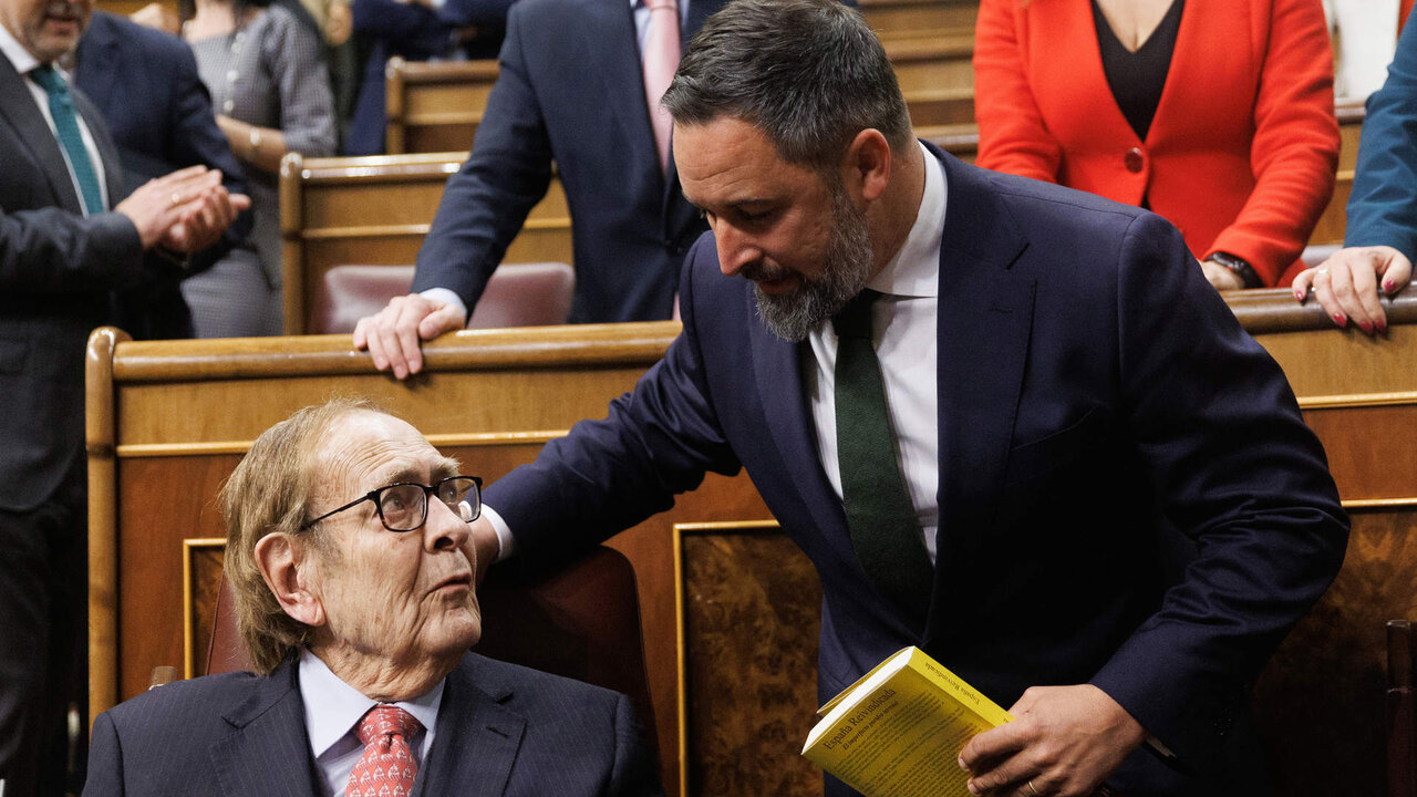 El candidato de la moci&oacute;n de censura, el profesor y economista Ram&oacute;n Tamames (i) y el l&iacute;der de Vox, Santiago Abascal.