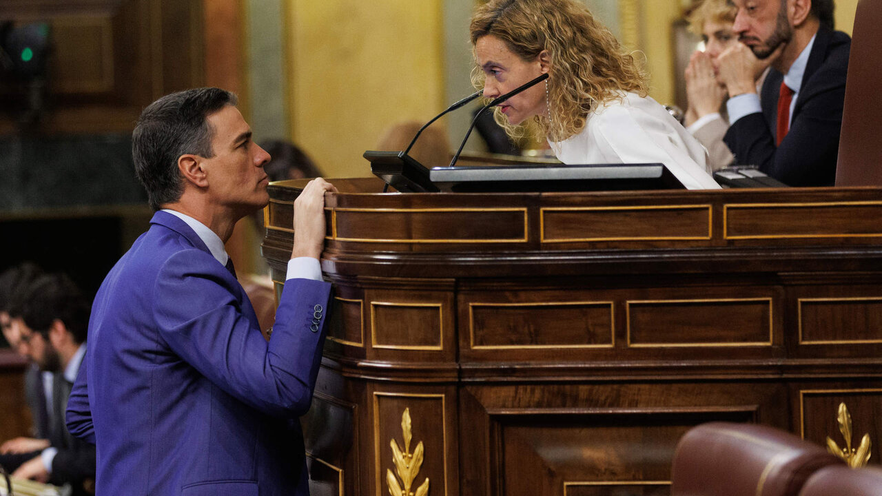El presidente del Gobierno, Pedro S&aacute;nchez y la presidenta del Congreso, Meritxell Batet, durante un momento del debate de la moci&oacute;n de censura.