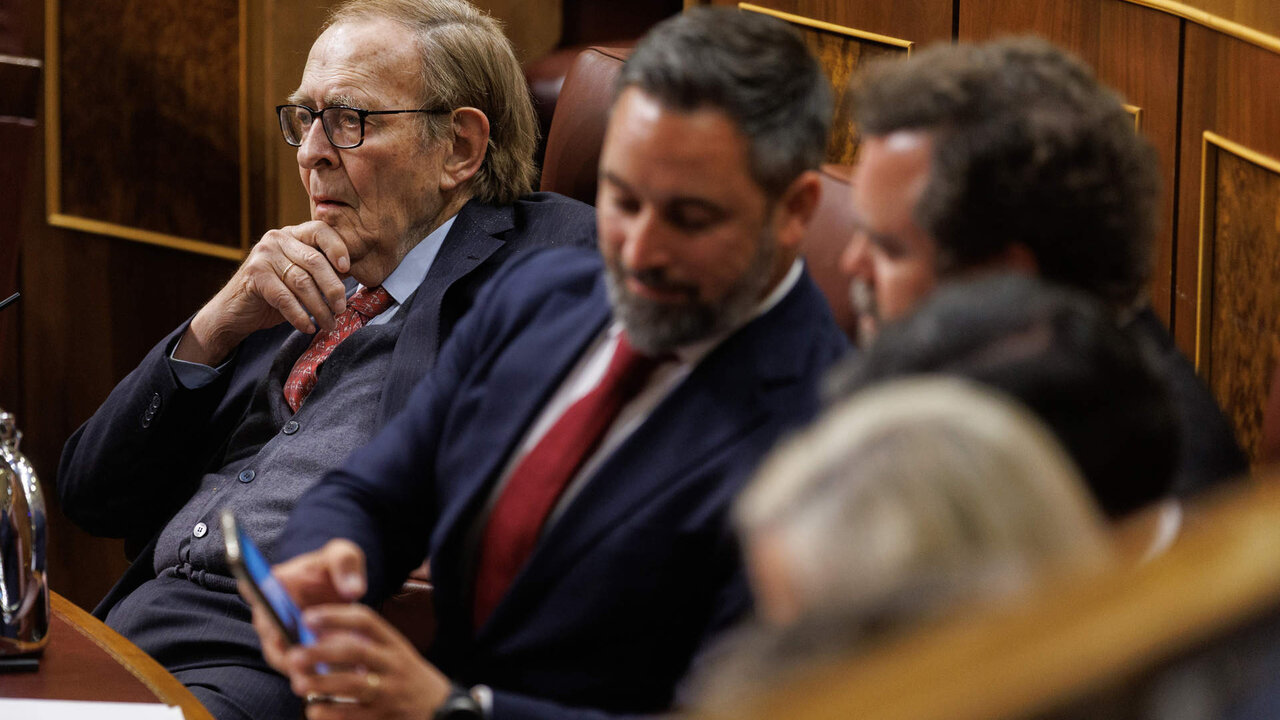 De izquierda a derecha. El candidato de la moci&oacute;n de censura, profesor y economista Ram&oacute;n Tamames; el l&iacute;der de Vox, Santiago Abascal y el portavoz en el Congreso, Iv&aacute;n Espinosa de los Monteros, durante la segunda sesi&oacute;n de la moci&oacute;n de censura este mi&eacute;rcoles.