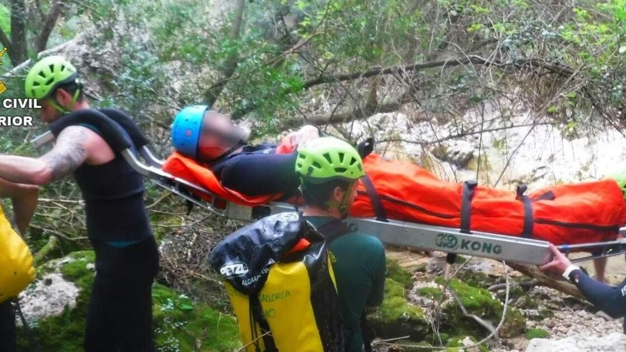 Guardias civiles del Especialista del Grupo de Rescate e Intervenci&oacute;n de Monta&ntilde;a (GREIM).