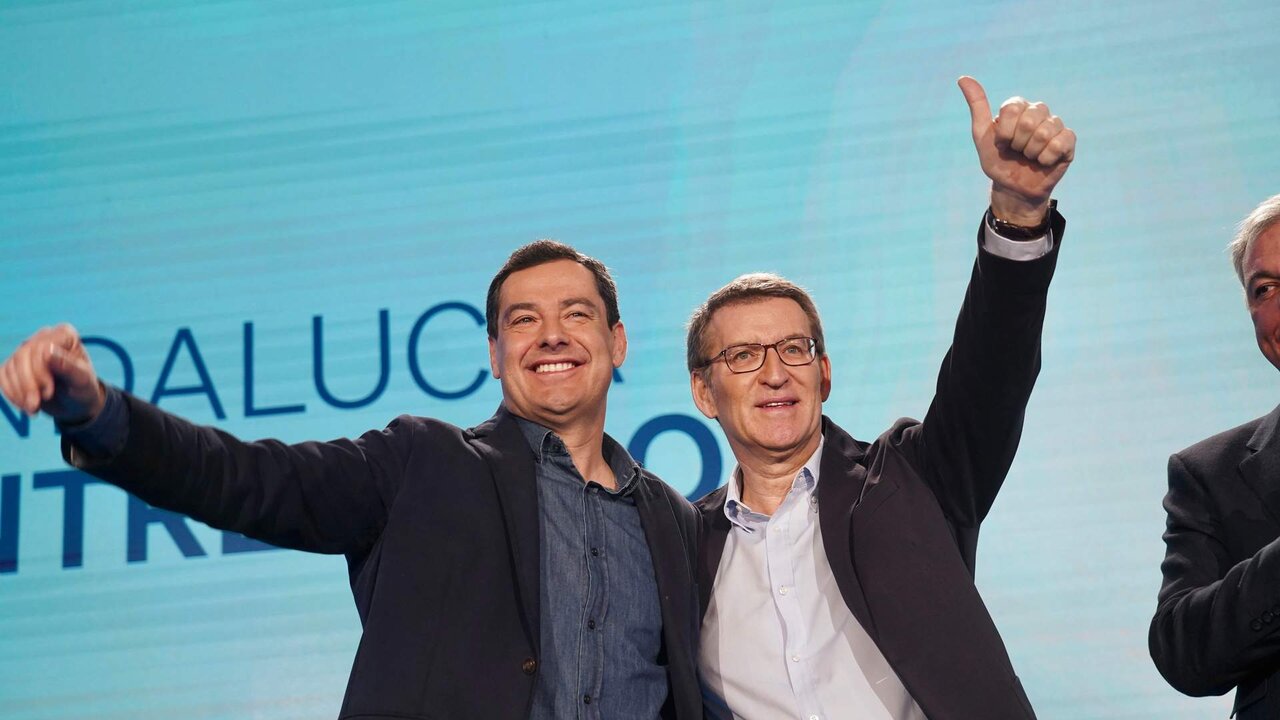 De derecha a izquierda. El presidente del Partido Popular, Alberto N&uacute;&ntilde;ez Feij&oacute;o y Juanma Moreno, presidente de la Junta de Andaluc&iacute;a.