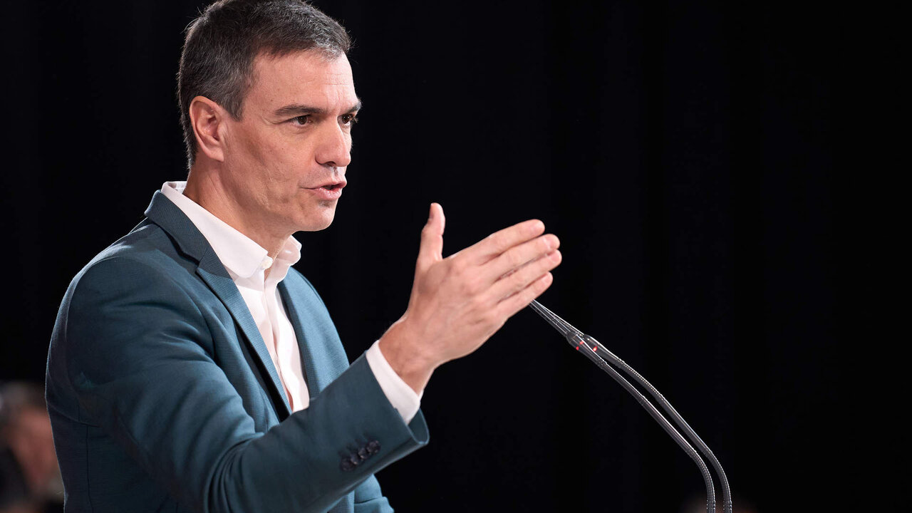 El secretario general del PSOE y presidente del Gobierno, Pedro S&aacute;nchez, interviene durante un acto de partido, en el Palacio de Congresos, a 3 de abril de 2023, en Albacete, Castilla-La Mancha (Espa&ntilde;a). Durante este acto, S&aacute;nchez ha dado a conocer las propuestas program&aacute;ticas de las elecciones municipales y auton&oacute;micas del 28 de mayo.