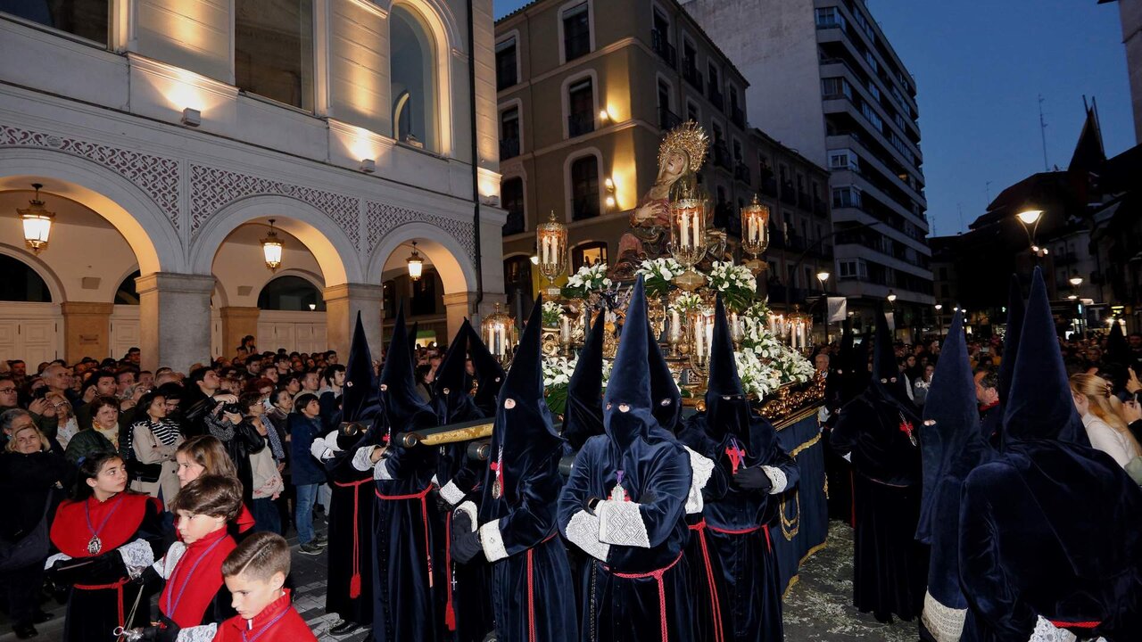 Nazarenos durante la procesi&oacute;n del Encuentro de la Sant&iacute;sima Virgen con su hijo en la Calle de la Amargura, en Valladolid.