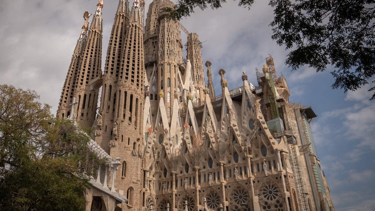 Exterior de la catedral de la Sagrada Familia, el d&iacute;a en el que se ha presentado el balance y las previsiones de obra de la Sagrada Familia, a 22 de septiembre de 2022, en Barcelona, Catalunya (Espa&ntilde;a). Durante la rueda de prensa, han anunciado que la Sagrada Familia tiene previsto culminar las torres evangelistas de Marcos y Lucas, coronadas por las esculturas del Le&oacute;n y el Buey respectivamente, a finales del mes de diciembre y su construcci&oacute;n continuar&aacute; con el levantamiento de las seis torres centrales. Tras terminar las torres de Marcos y Lucas, el siguiente objetivo ser&aacute; acabar en 2023 las torres evangelistas de Mateo y Juan, mientras que se prev&eacute; que la construcci&oacute;n de la torre de Jes&uacute;s (la m&aacute;s alta del templo) finalice en 2026. En cuanto al balance de ingresos tras la pandemia, el templo prev&eacute; finalizar el a&ntilde;o con 3,4 millones de visitantes y con 87 millones de euros de ingresos.
22 SEPTIEMBRE 2022;RELIGION;SAGRADA FAMILIA;TEMPLO;EVANGELISTAS;DIOS;TORRES;OBRAS;CATEDRAL;CONSTRUCCI&Oacute;N;BARCELONA;CATALUNYA;TURISTAS
David Zorraquino / Europa Press
(Foto de ARCHIVO)
22/9/2022