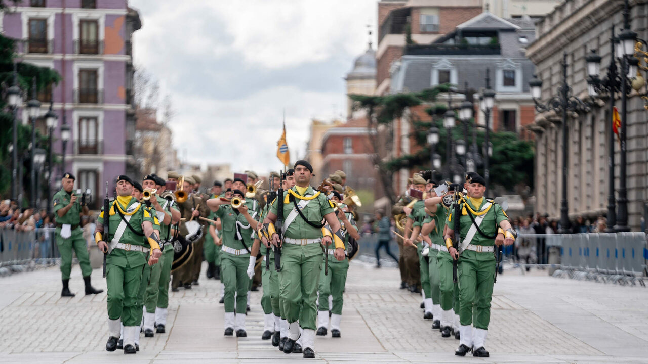 Varios militares desfilan durante la Jura de Bandera del personal civil, en la plaza de Oriente, en Madrid (Espa&ntilde;a)