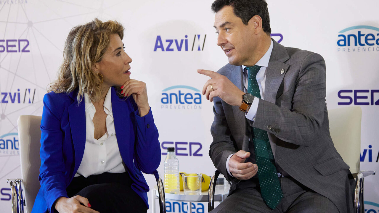 La ministra de Transportes, Movilidad y Agenda Urbana, Raquel S&aacute;nchez, junto al presidente de la Junta de Andaluc&iacute;a, Juanma Moreno, durante la clausura el encuentro 'Tres d&eacute;cadas de Alta Velocidad Madrid-Sevilla: hito en la vertebraci&oacute;n y la modernidad' en el Real Alc&aacute;zar, a 21 de abril de 2022 en Sevilla (Andaluc&iacute;a, Espa&ntilde;a)

