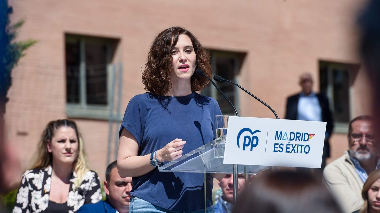 La presidenta de la Comunidad de Madrid y presidenta del Partido Popular (PP) de la Comunidad madrile&ntilde;a, Isabel D&iacute;az Ayuso, interviene en un acto de precampa&ntilde;a del PP, en la plaza de la Comunidad de Madrid, a 15 de abril de 2023, en Legan&eacute;s, Madrid.