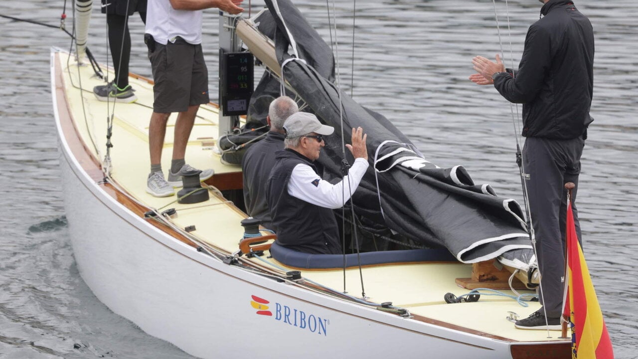 Juan Carlos I sale a navegar en Sanxenxo.