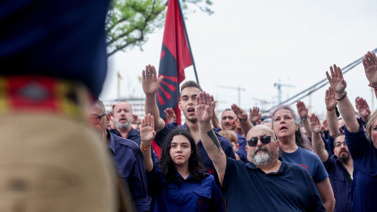 Varios falangistas durante el primer homenaje ante la nueva tumba de Jos&eacute; Antonio Primo de Rivera, en el cementerio de San Isidro (Madrid).