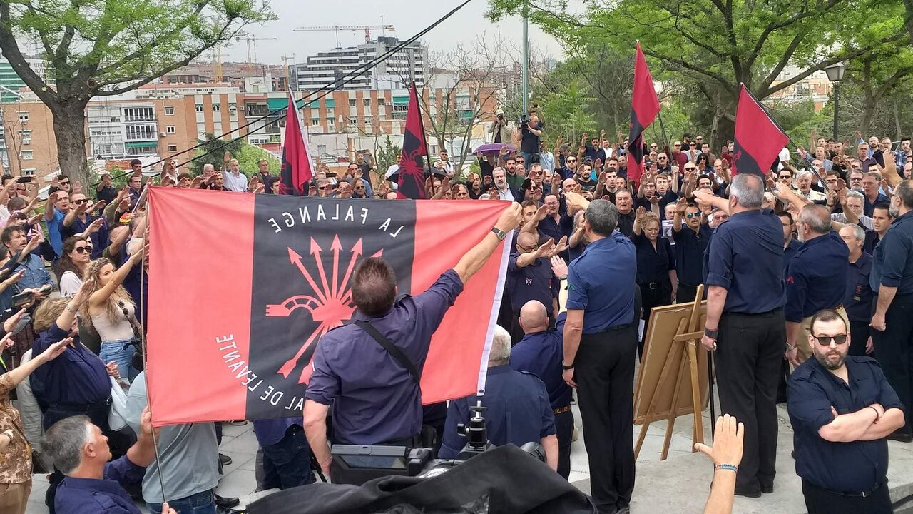 Concentraci&oacute;n falangista fuera del cementerio de San Isidro.