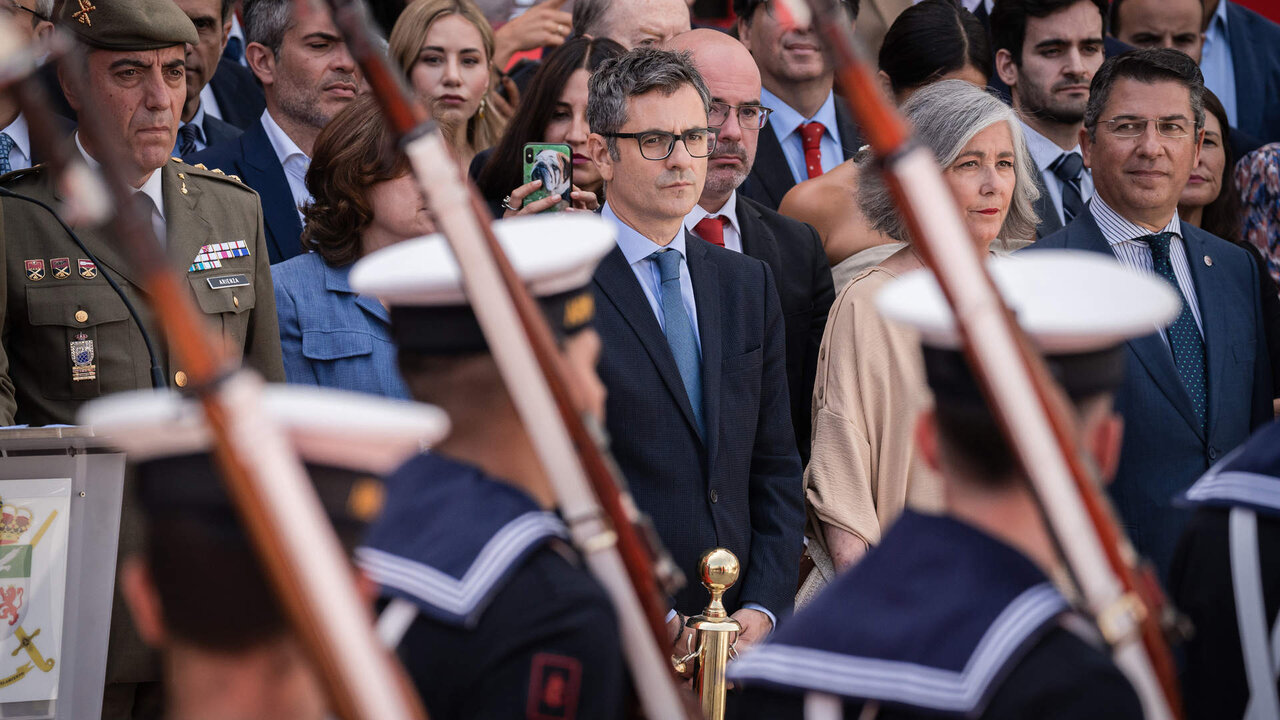 El ministro de la Presidencia, Relaciones con las Cortes y Memoria Democr&aacute;tica, F&eacute;lix Bola&ntilde;os (4d), y el delegado del Gobierno en la Comunidad de Madrid, Francisco Mart&iacute;n (3d).
