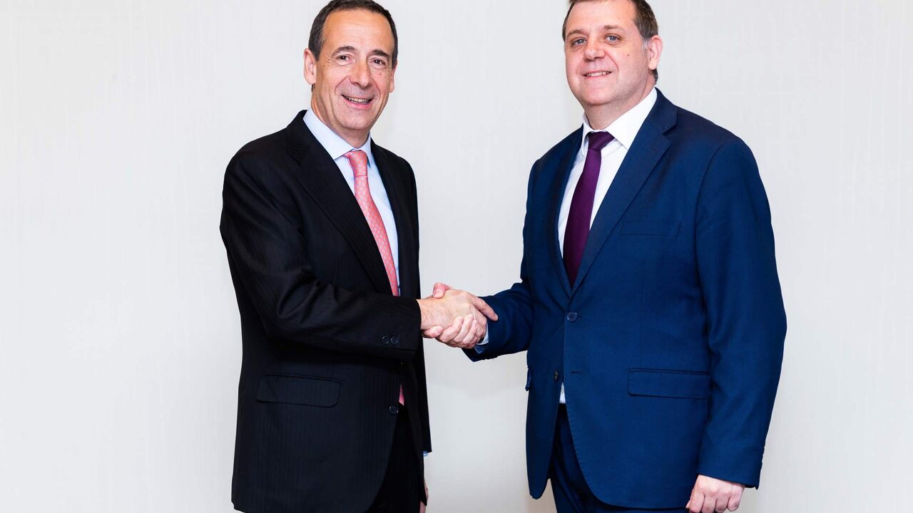El consejero delegado de CaixaBank, Gonzalo Gort&aacute;zar y el presidente de Correos, Juan Manuel Serrano.