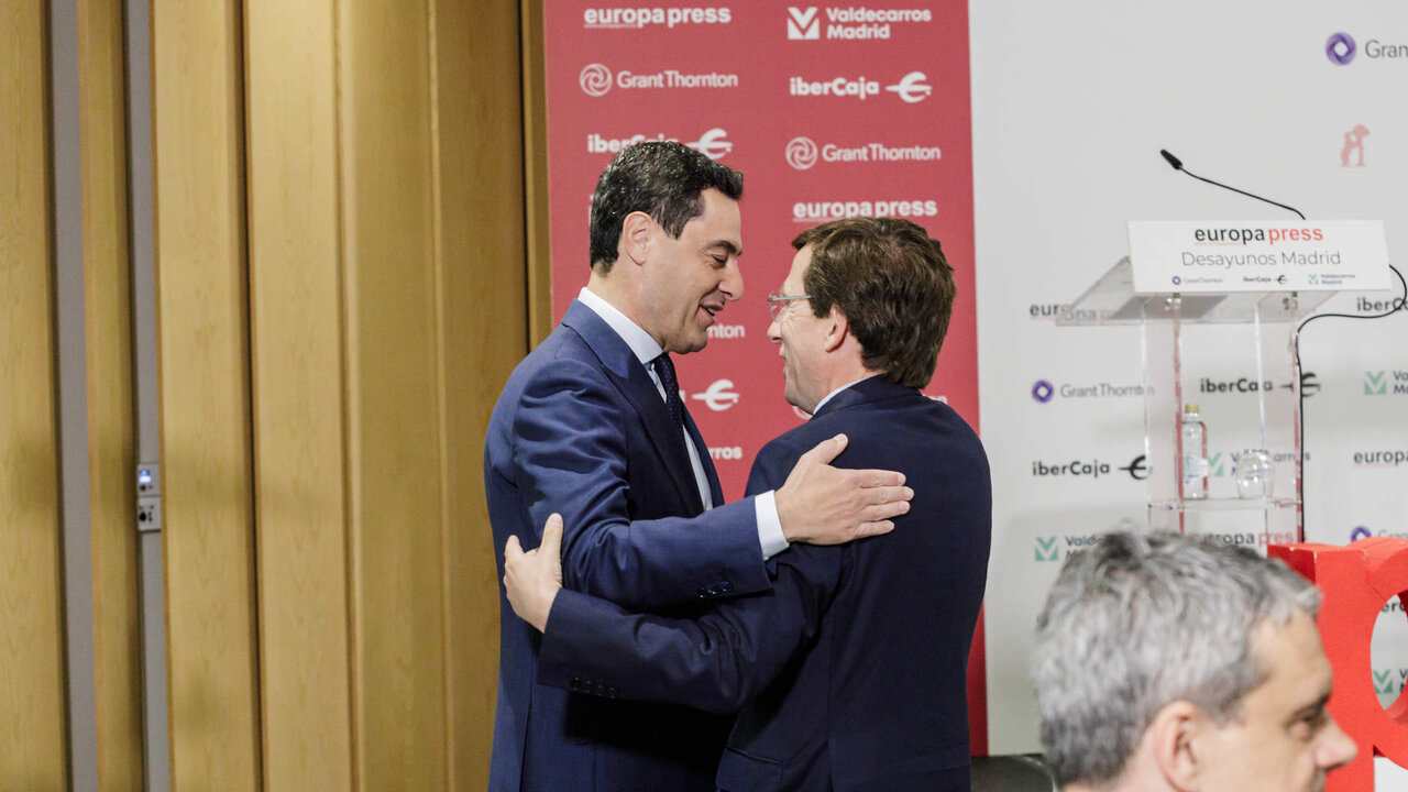 El presidente de la Junta de Andaluc&iacute;a, Juanma Moreno (i) y el alcalde de Madrid, Jos&eacute; Luis Mart&iacute;nez-Almeida (d), se saludan a su llegada a un desayuno Madrid de Europa Press, a 10 de mayo de 2023, en Madrid.