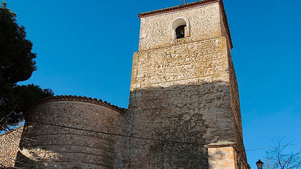 &Aacute;bside y torre de la iglesia (Wikipedia)