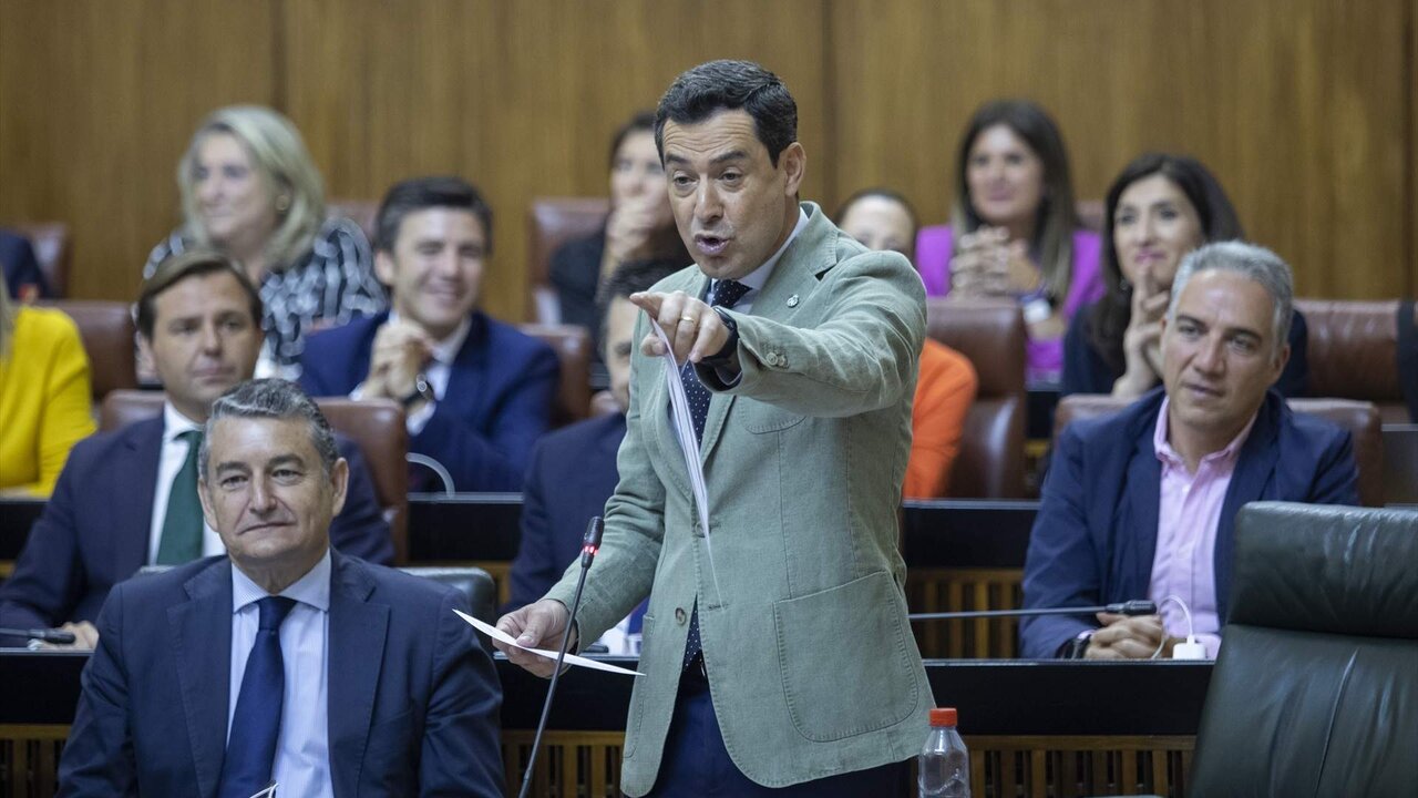 El presidente de la Junta de Andaluc&iacute;a, Juanma Moreno (c), responde al secretario general del PSOE de Andaluc&iacute;a y Portavoz del Grupo Parlamentario Socialista, Juan Espadas, durante la segunda jornada del Pleno del Parlamento andaluz. A 18 de mayo de 2023, en Sevilla (Andaluc&iacute;a, Espa&ntilde;a).