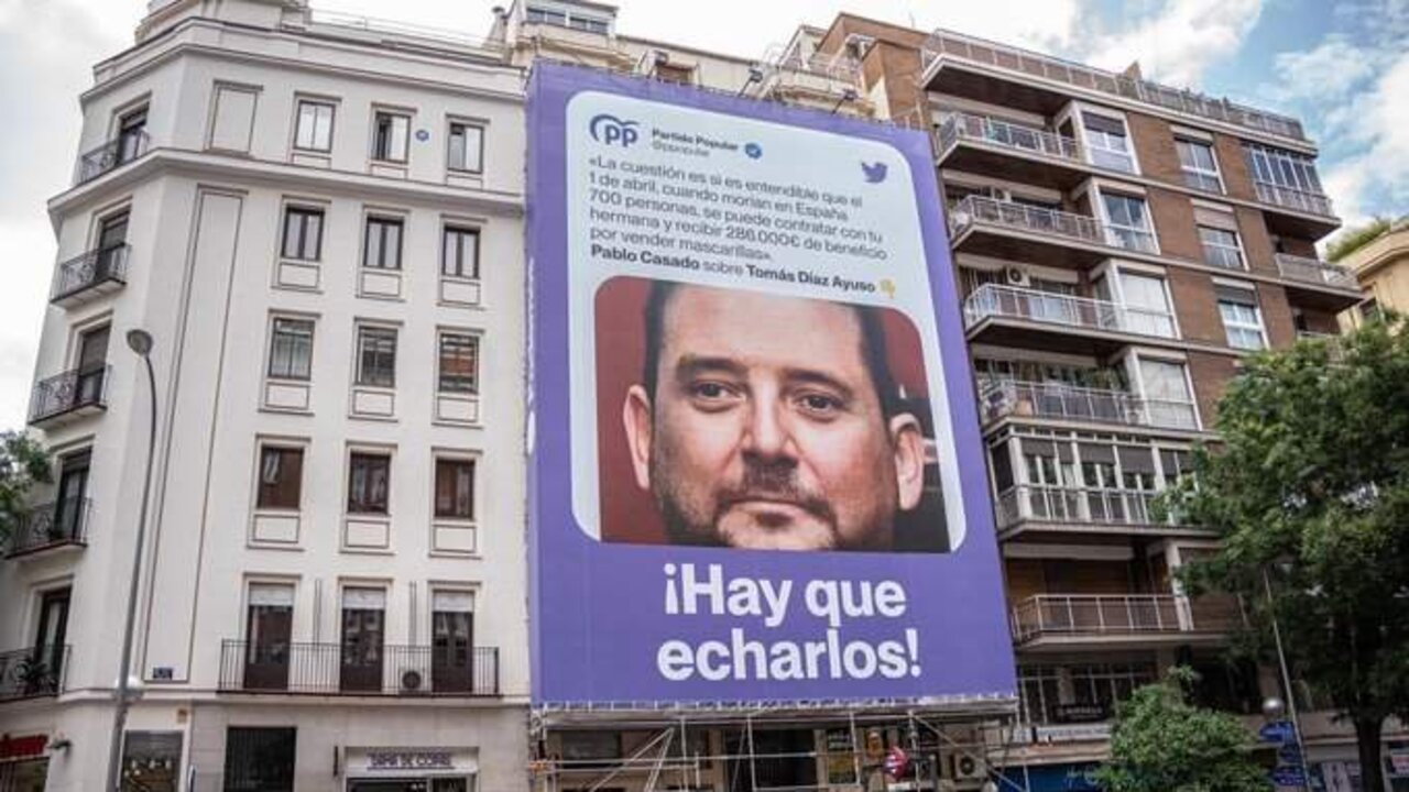 Detalle de la lona colgada por Podemos en el Barrio de Salamanca en Madrid