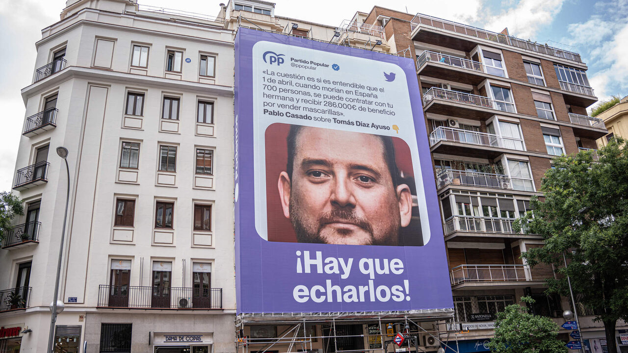 Una lona colgada en el distrito de Salamanca, a 19 de mayo de 2023, en Madrid (Espa&ntilde;a).