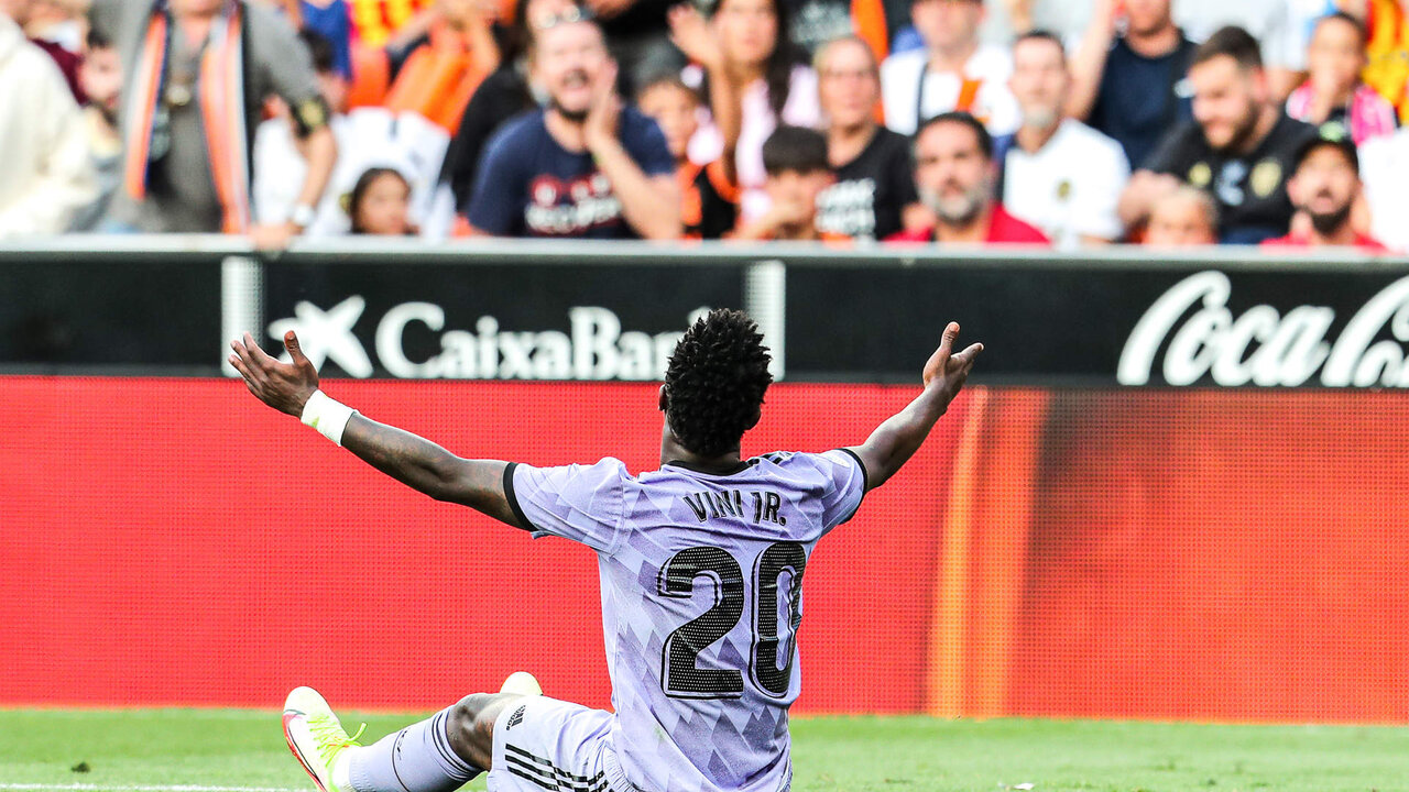 Vinicius, representaci&oacute;n del racismo en el f&uacute;tbol, en el partido en el que aficionados del Valencia le llamaron "mono".