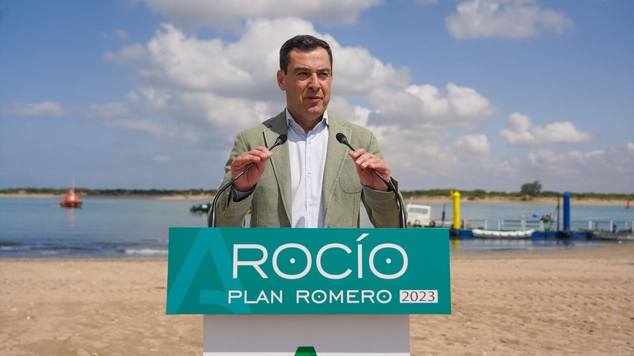 El presidente de la Junta de Andaluc&iacute;a, Juanma Moreno, en declaraciones a la prensa con el Coto de Do&ntilde;ana de fondo despu&eacute;s de acompa&ntilde;a a la hermandad del Roc&iacute;o de Sanl&uacute;car y visita el puesto de mando avanzado de Bajo de Gu&iacute;a, a 24 de mayo del 2023 en Sanl&uacute;car de Barrameda (C&aacute;diz).