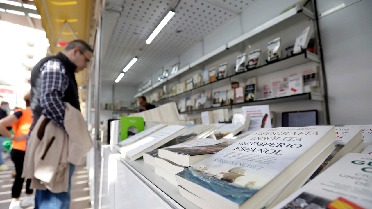 Varias personas pasean y realizan compras en la 51&ordm; Edici&oacute;n de la Feria del Libro a 29 de abril de 2022 en M&aacute;laga, Andaluc&iacute;a.