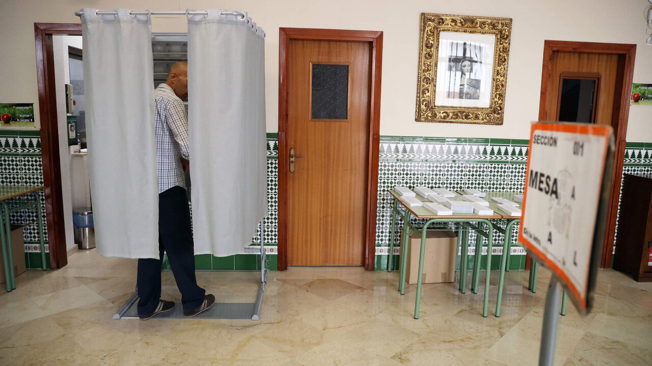 Un votante ejerce su derecho a voto, en un colegio electoral de la capital en las municipales de 2023 a 28 de mayo de 2023 en M&aacute;laga, Andaluc&iacute;a.//&Aacute;lex Zea.