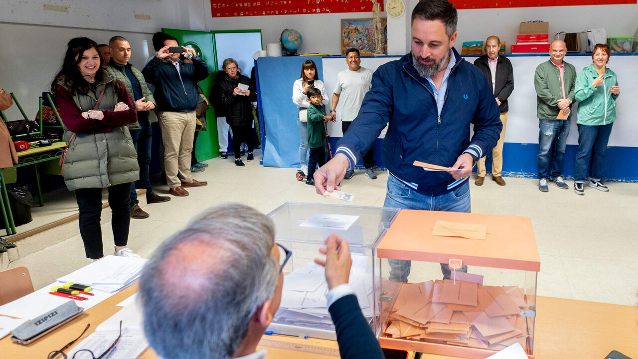 El presidente de Vox, Santiago Abascal, ejerce su derecho al voto en el Colegio P&uacute;blico Pinar del Rey, a 28 de mayo de 2023, en Madrid (Espa&ntilde;a). Hoy, 28M, se celebran elecciones municipales en un total de 8.131 ayuntamientos y elecciones auton&oacute;micas en 12 comunidades aut&oacute;nomas. En las elecciones municipales podr&aacute;n votar 35.414.655 electores y en las auton&oacute;micas que se celebran podr&aacute;n hacerlo 18.382.505 electores
