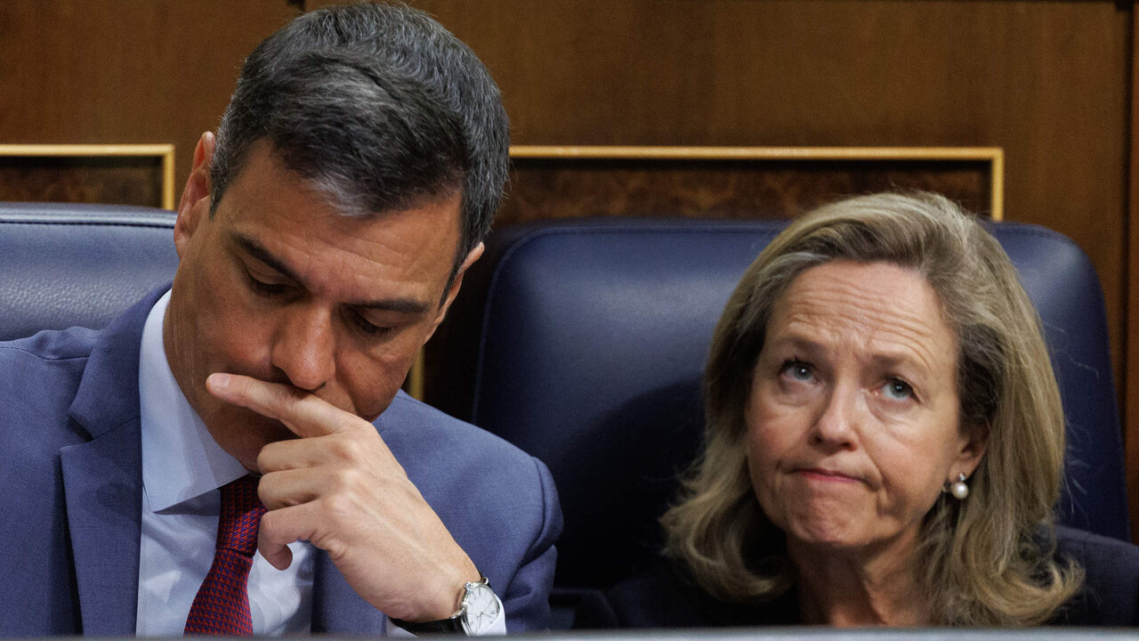 El presidente del Gobierno, Pedro S&aacute;nchez y la vicepresidenta primera y ministra de Asuntos Econ&oacute;micos y Transformaci&oacute;n Digital, Nadia Calvi&ntilde;o, en una imagen de archivo.