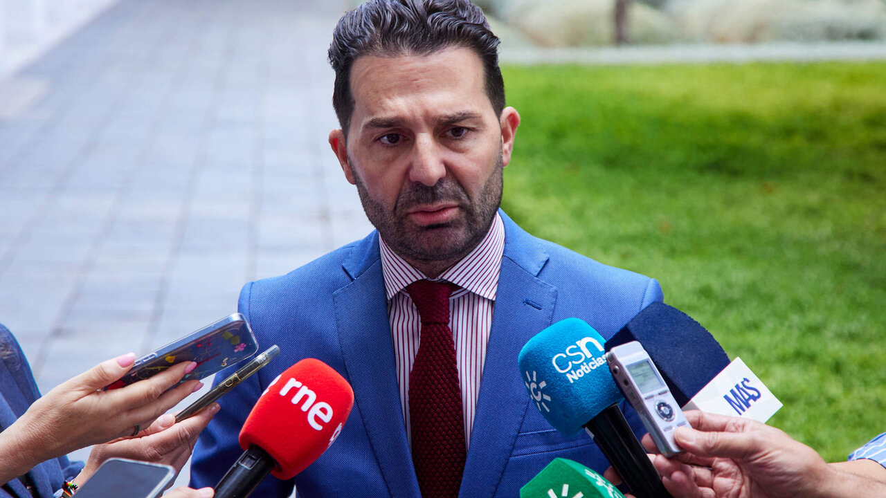 El n&uacute;mero 3 del PSOE-A y miembro de la mesa del Parlamento de Andaluc&iacute;a, Noel L&oacute;pez, atiende a los medios de comunicaci&oacute;n en el Parlamento de Andaluc&iacute;a, a 31 de mayo de 2023 en Sevilla (Andaluc&iacute;a, Espa&ntilde;a). El n&uacute;mero 3 de los socialistas en Andaluc&iacute;a, Noel L&oacute;pez a atendido a los medios de comunicaci&oacute;n para comunicar su dimisi&oacute;n como Secretario de Organizaci&oacute;n del partido socialista pero su estancia en la mesa del Parlamento, como Secretario Segundo, tras la imputaci&oacute;n por el secuestro de la alcaldesa de Marecena (Granada).