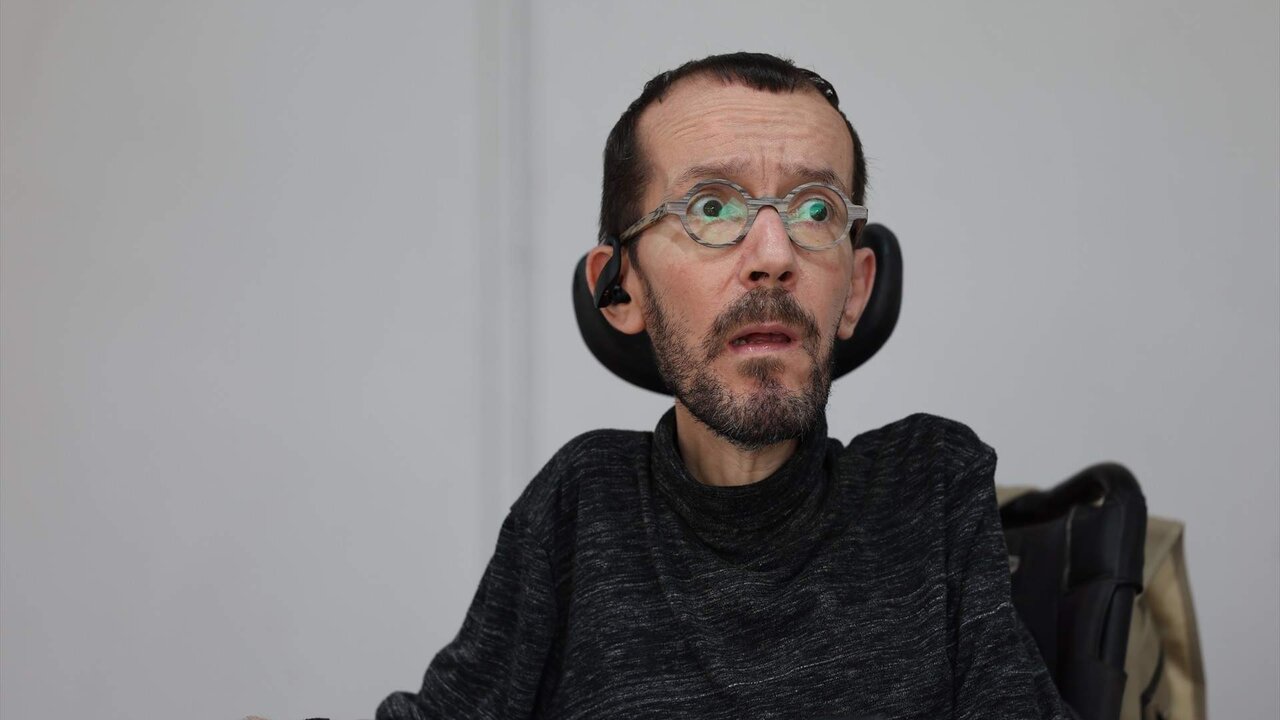 El portavoz de Podemos en el Congreso de los Diputados, Pablo Echenique, durante la firma de libros en la Feria del Libro de Madrid 2023, en el Parque del Retiro, a 28 de mayo de 2023. En Madrid (Espa&ntilde;a).