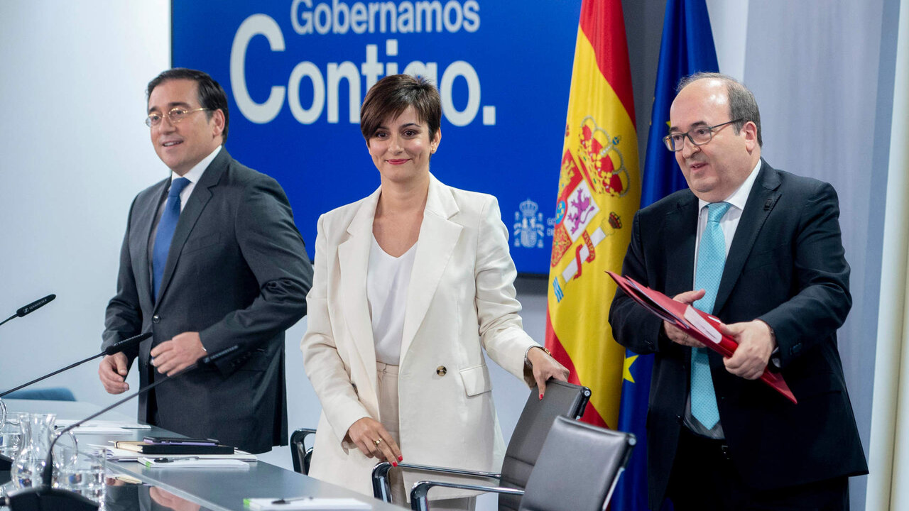 De izquierda a derecha. El ministro de Asuntos Exteriores, Uni&oacute;n Europea y Cooperaci&oacute;n, Jos&eacute; Manuel Albares; la ministra Portavoz, Isabel Rodr&iacute;guez y el ministro de Cultura y Deporte, Miquel Iceta, a su llegada a una rueda de prensa posterior al Consejo de Ministros.