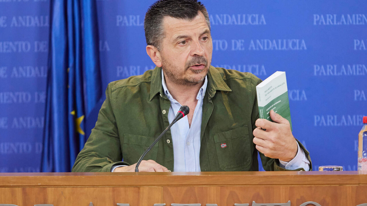 El portavoz del Grupo Parlamentario Popular, Toni Mart&iacute;n, durante la ronda de ruedas de prensa de portavoces de los grupos parlamentarios en el Parlamento de Andaluc&iacute;a, a 14 de junio de 2023 en Sevilla (Andaluc&iacute;a, Espa&ntilde;a). Los portavoces de los grupos parlamentarios, se dan cita en la sala de prensa para atender a los medios de comunicaci&oacute;n de forma peri&oacute;dica.