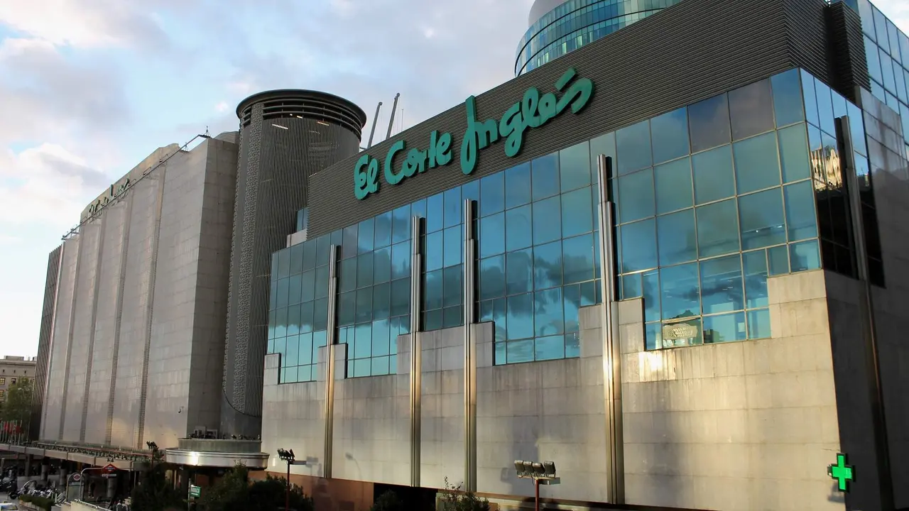 'EL CORTE INGLES' shopping mall at 71 Paseo de la Castellana (avenue) in Madrid (Spain).