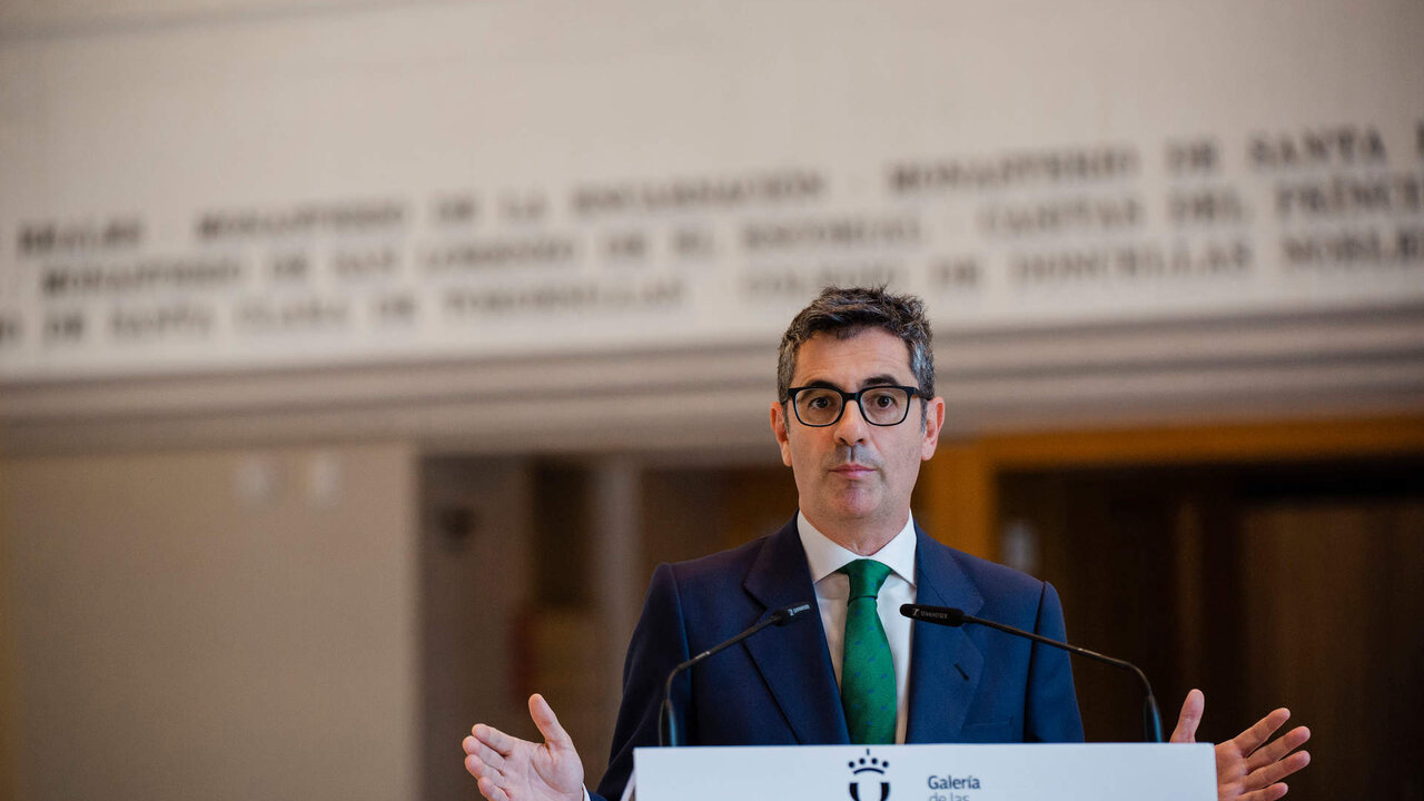 En Madrid, el ministro de la Presidencia, Relaciones con las Cortes y Memoria Democr&aacute;tica, F&eacute;lix Bola&ntilde;os, visita la Galer&iacute;a de las Colecciones Reales de Patrimonio Nacional acompa&ntilde;ado de la presidenta de Patrimonio Nacional, Ana de la Cueva Fern&aacute;ndez