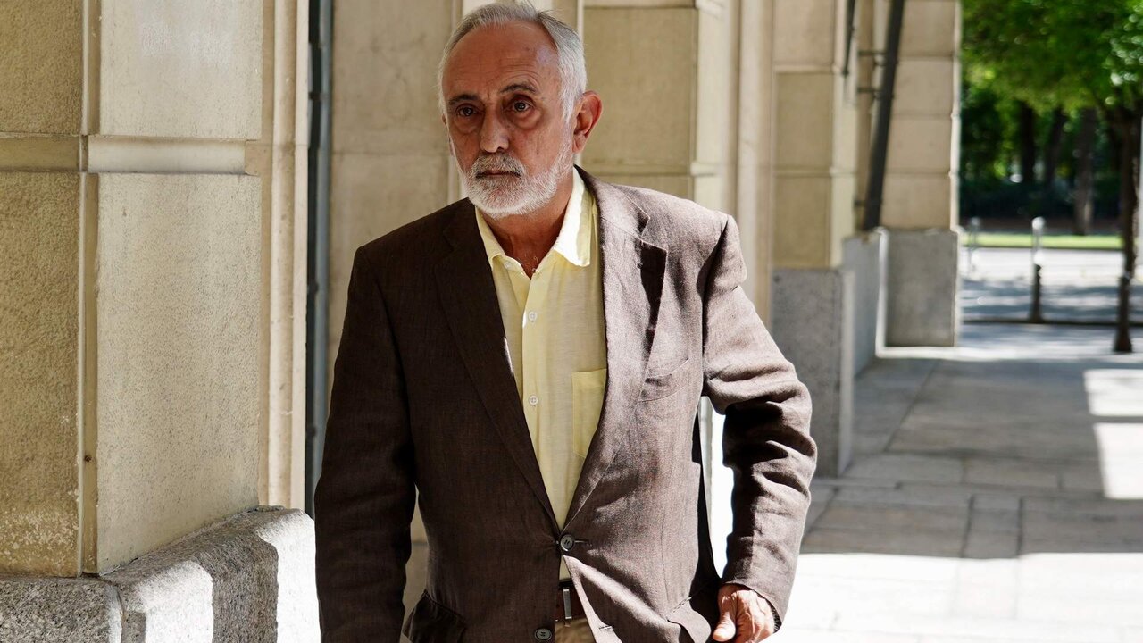 Fernando Vill&eacute;n al acudir a la Audiencia de Sevilla.