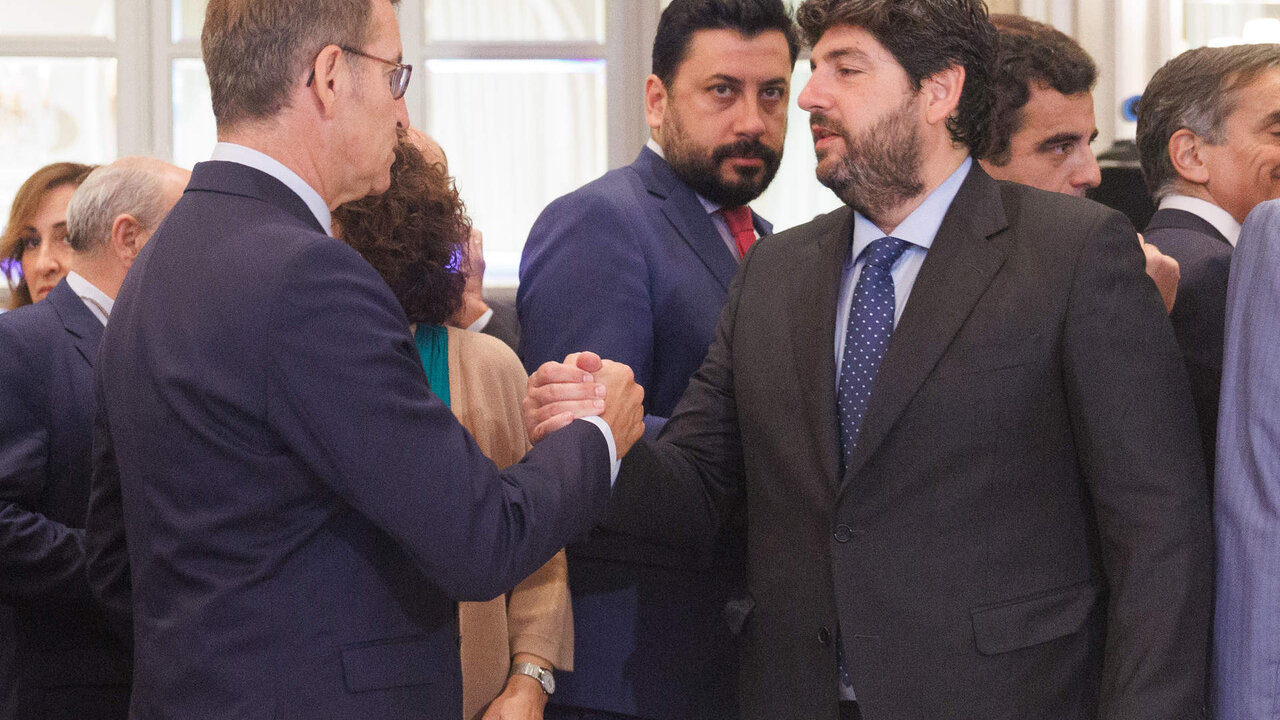 El l&iacute;der del Partido Popular, Alberto N&uacute;&ntilde;ez Feij&oacute;o (i), saluda al presidente del Gobierno de Murcia en funciones, Fernando L&oacute;pez Miras (d), a su llegada a un desayuno informativo de la tribuna F&oacute;rum Europa, en el Hotel Mandarin Oriental Ritz, a 19 de junio en Madrid.