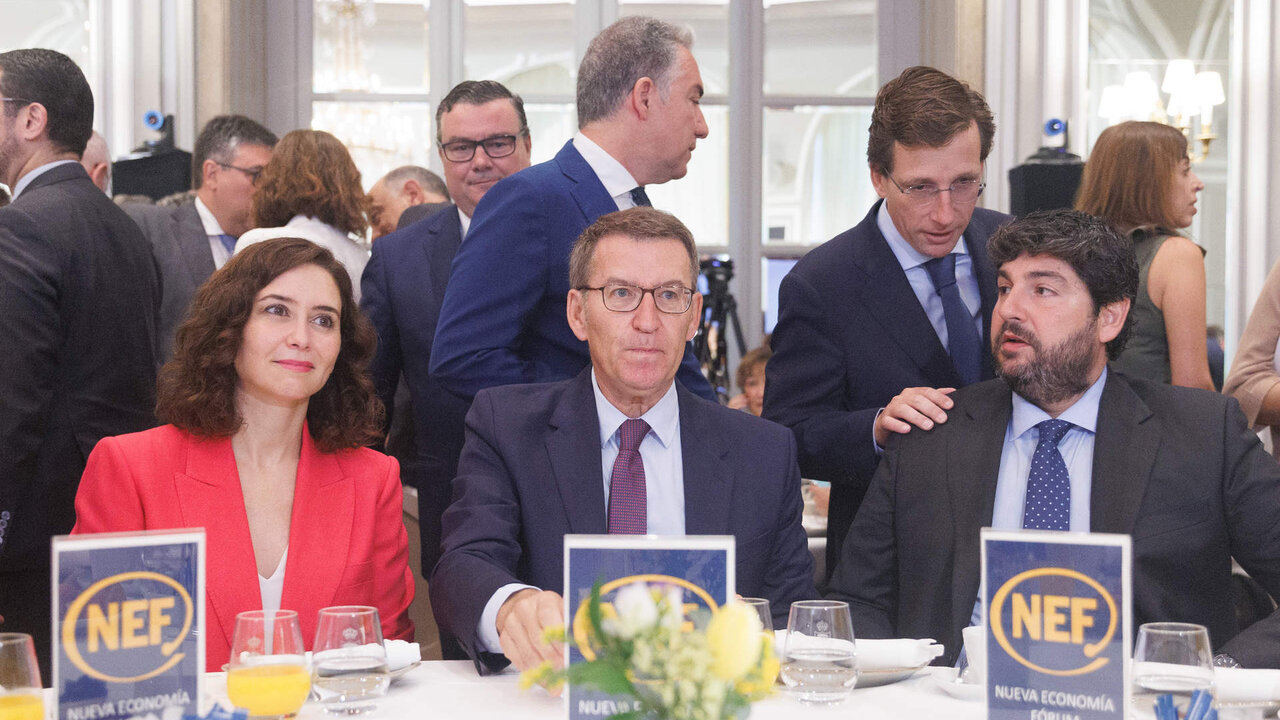 De izquierda a derecha. La presidenta de la Comunidad de Madrid, Isabel D&iacute;az Ayuso; el l&iacute;der del Partido Popular, Alberto N&uacute;&ntilde;ez Feij&oacute;o y el alcalde de Madrid, Jos&eacute; Luis Mart&iacute;nez-Almeida, que saluda al presidente del Gobierno de Murcia en funciones, Fernando L&oacute;pez Miras.
