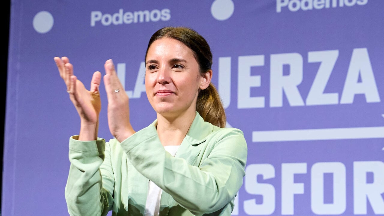 La ministra de Igualdad, Irene Montero, aplaudiendo durante un acto de Podemos-IU.