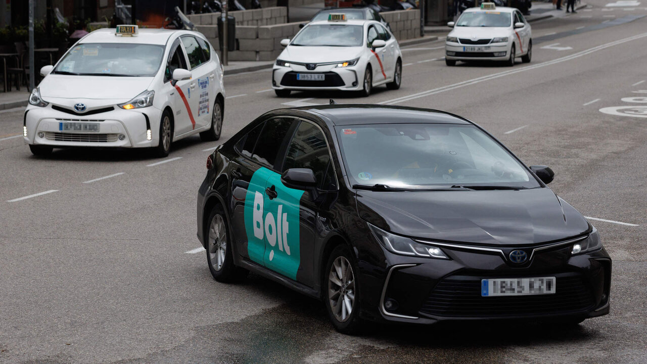 Un Bolt y varios taxis circulan por Madrid. (Foto: Europa Press)