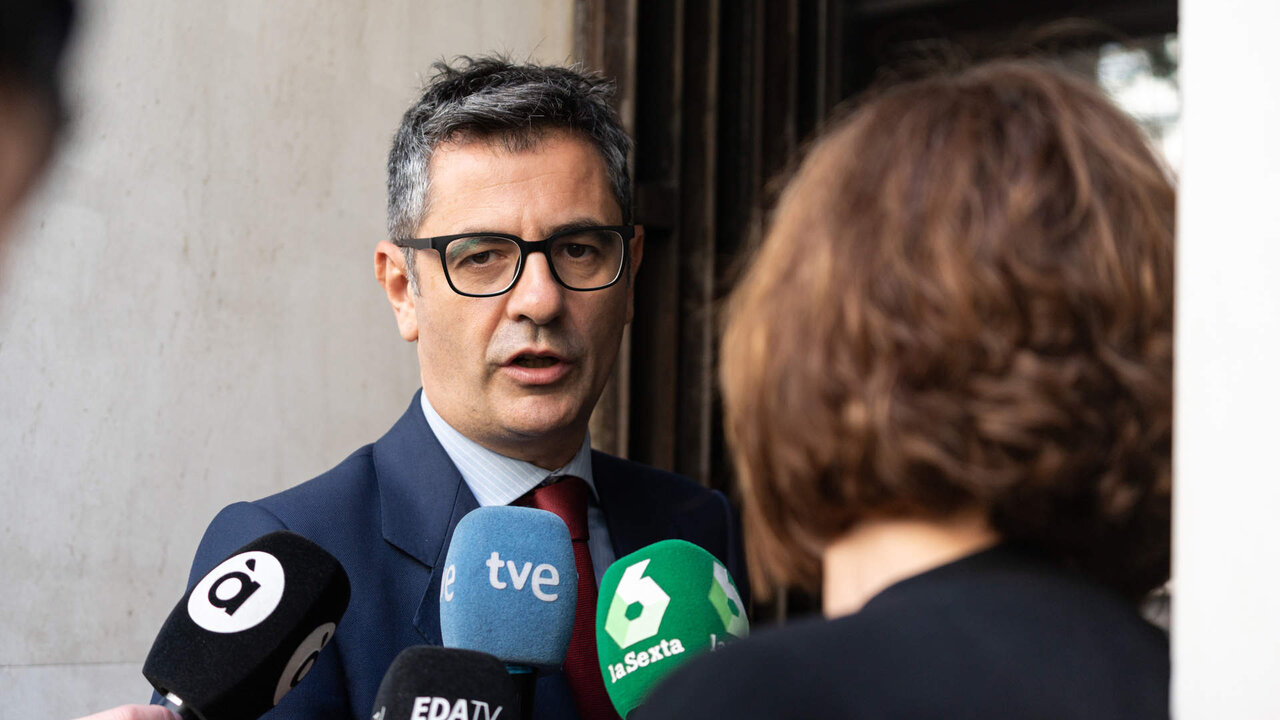 Cargar m&aacute;is
El ministro de la Presidencia, Relaciones con las Cortes y Memoria Democr&aacute;tica, F&eacute;lix Bola&ntilde;os, haciendo declaraciones