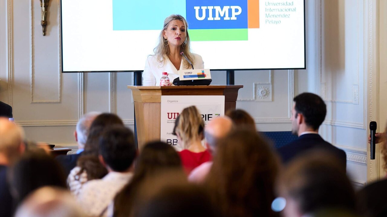 La vicepresidenta segunda y l&iacute;der de SUMAR, Yolanda D&iacute;az, interviene durante el seminario de la APIE de la Universidad Internacional Men&eacute;ndez Pelayo (UIMP), en el Palacio de la Magdalena, a 22 de junio de 2023, en Santander, Cantabria (Espa&ntilde;a).