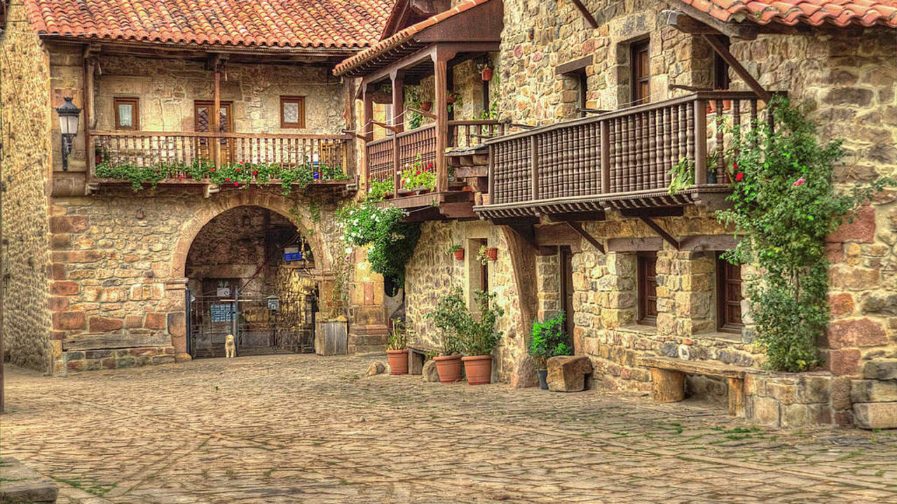 Pueblos con m&aacute;s encanto: Visita B&aacute;rcena Mayor en Cantabria.
