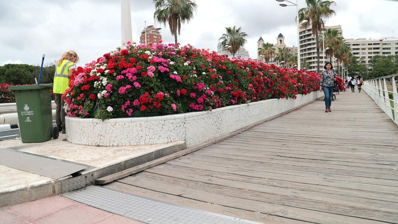 La vicealcaldessa i regidora de Desenvolupament Urb&agrave; en funcions, Sandra G&oacute;mez, visita les obres de reparaci&oacute; i millora del pont de les Flors i presentaci&oacute; del nou paviment.