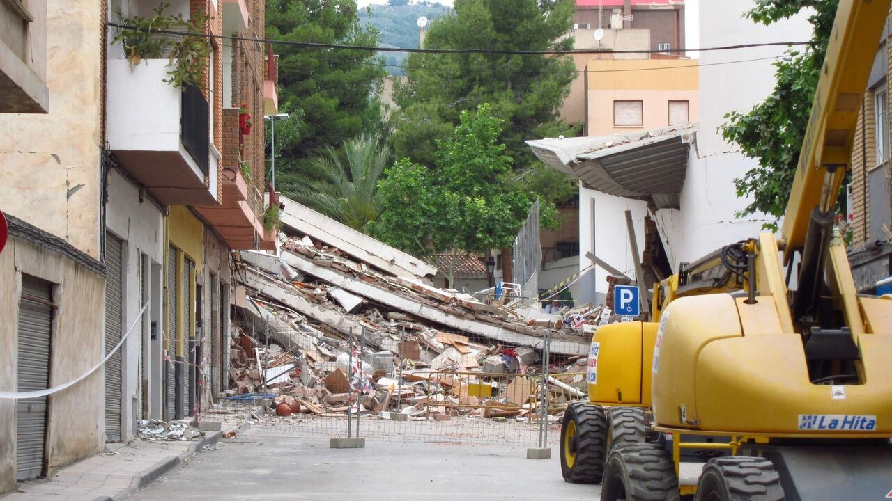 Una vivienda en Lorca derrumbada por el terremoto de 2011.